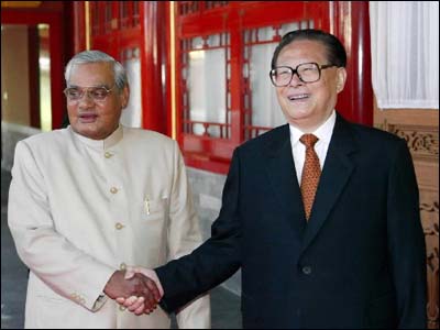 中央军委主席江泽民会见印度总理瓦杰帕伊-瓦