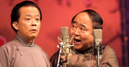苏文茂长子苏明杰(左)和王佩元表演