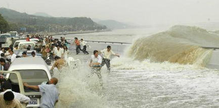 2003年9月29日錢塘江大潮衝向正在觀光的遊客的情景