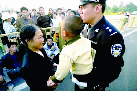 ����һ����͹����Ӳ��������񾯶����̽��н��������Ӷ��˶���Ӧ���Ǵ��˵����Σ�������С��