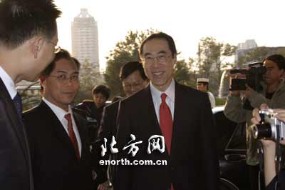 2004天津·香港周开幕 香港财神爷抵津