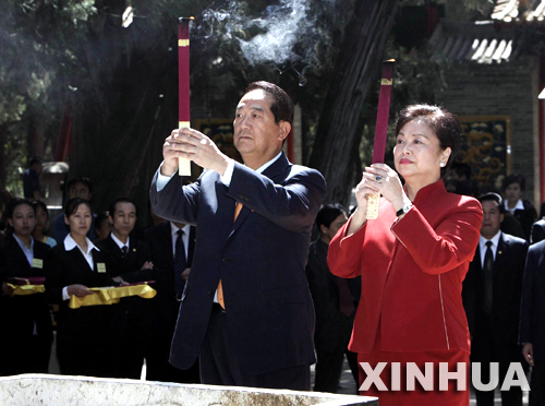 5月6日，親民黨主席宋楚瑜率領親民黨大陸訪問團在陝西祭拜黃帝陵。