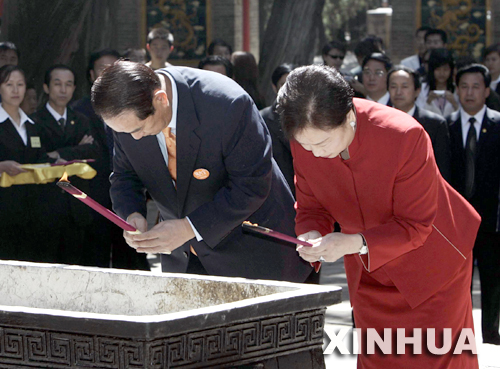 5月6日，親民黨主席宋楚瑜率領親民黨大陸訪問團在陝西祭拜黃帝陵。
