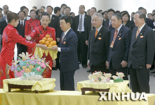 5月6日，親民黨主席宋楚瑜率領親民黨大陸訪問團在陝西祭拜黃帝陵。 