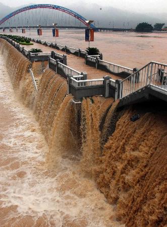 广西梧州部分城区遭洪水淹 水利局长被停职(图