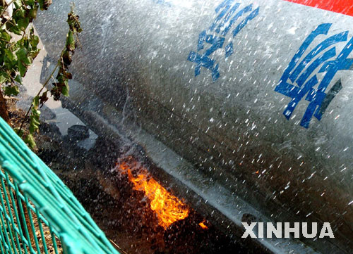 6月24日9時許，發生側翻的槽罐車泄漏口仍在燃燒。