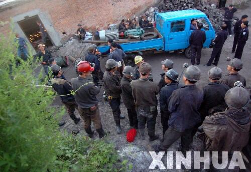 8月20日早晨，抢险人员准备进入矿井。