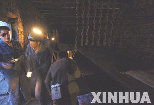 8月20日早晨，抢险人员进入发生透水事故的矿井的井口。