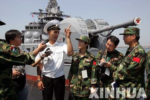  8月22日，俄羅斯海軍“沙波什尼科夫海軍元帥”號大型反潛艦上的軍官在接受中國記者採訪
