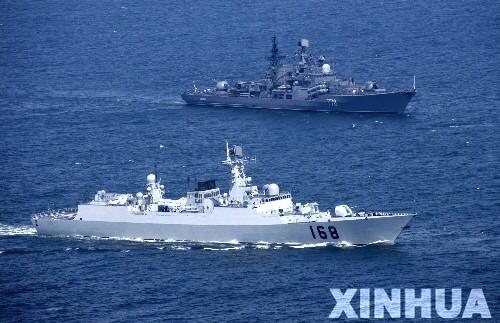  8月23日，中俄海軍導彈驅逐艦在實施海上協同。