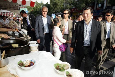 歐盟委員會主席巴羅佐在北京逛小吃街(組圖)