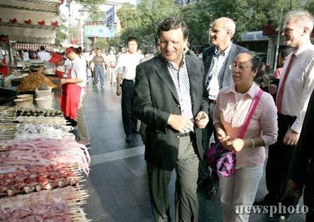 歐盟委員會主席巴羅佐在北京逛小吃街(組圖)