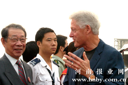 美國前總統克林頓今晨抵達鄭州(組圖)