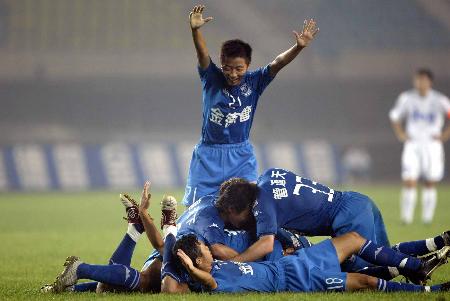 圖文-[中超]瀋陽1-0天津進球之後全隊歡呼