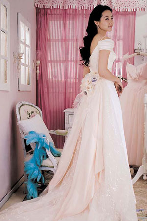 雅婚纱摄影 模特_...手央视第11届模特大赛 服装提供济南苏菲雅婚纱摄影