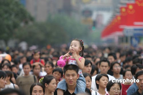 2010年中国大陆总人口力争不超过13.7亿(图)-