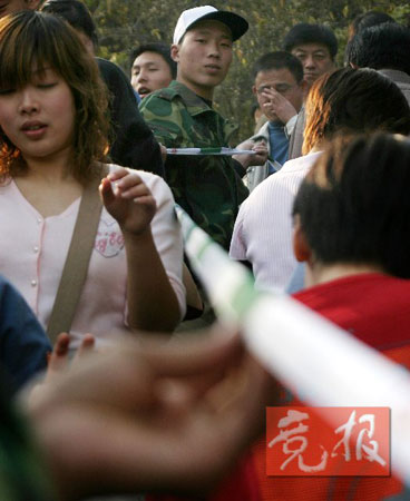 北京香山紅葉節昨天人滿爲患非法帶客逃票猖獗