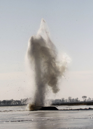 內蒙12-24落水客車疑在中途搭客超載(組圖)