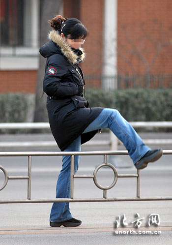 关注社会公德 改掉自身陋习:不要图近跨越护栏