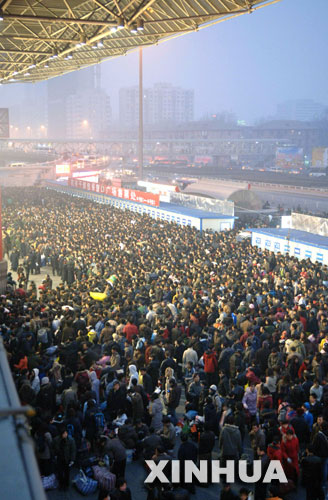  1月19日，由於京廣鐵路鄭州段大雪，造成由北京西站開出的20多列客車延誤、10多萬旅客滯留車站。