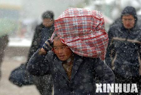 組圖：安徽遭遇降雪數萬旅客滯留合肥