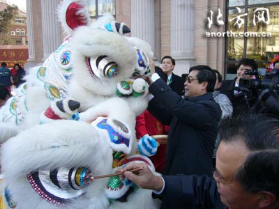 天津市副市長崔津渡與渤海銀行董事會主席羊子林(右)爲南獅點睛。