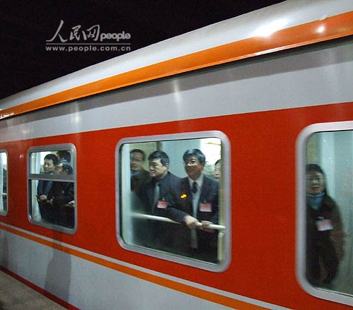     3月1日，來自河南省的全國政協委員乘坐K180次列車抵達北京西站，成爲到京出席全國政協十屆四次會議的第一批京外委員，他們將於3月3日參加全國政協十屆四次會議。（唐述權　攝）