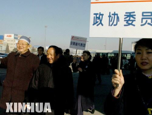  3月1日，來自安徽的全國政協委員抵達北京首都機場。當天，出席全國政協十屆四次會議的全國政協委員陸續抵京。