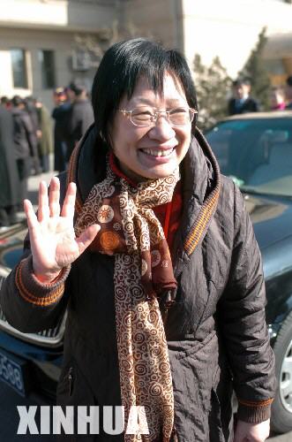3月1日，來自安徽的全國政協委員韋穗抵達北京首都機場。