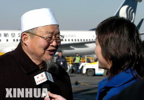 3月1日，來自安徽的全國政協委員李慕唐在機場接受記者採訪。