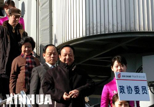 3月1日，來自安徽的全國政協委員抵達北京首都機場。