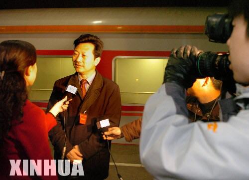  3月2日，一位剛剛抵京的代表在北京西客站接受記者採訪。