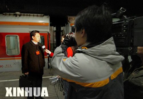 3月2日，來自河南的一位人大代表在北京西客站接受記者採訪。