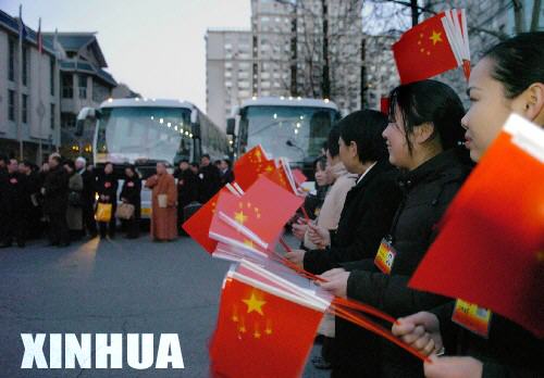 3月2日，北京河南大廈的工作人員在迎接出席十屆全國人大四次會議的代表。