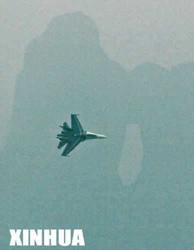 3月19日，蘇-27戰鬥機在張家界天門山天門洞前飛過。