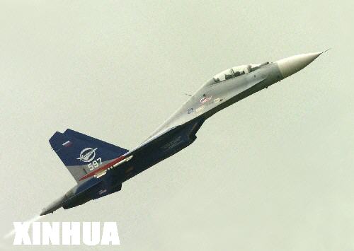 3月19日，蘇-30戰鬥機在進行特技飛行表演。