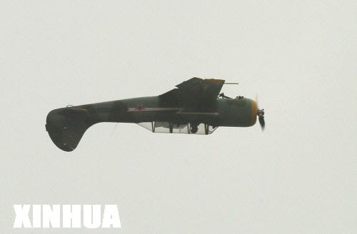 3月19日，這是雅克-52在進行特技飛行表演。