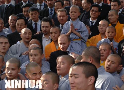 ３月２２日，正在中國訪問的俄羅斯總統普京到河南省少林寺參觀訪問。這是普京觀看武僧表演後和僧人們合影。