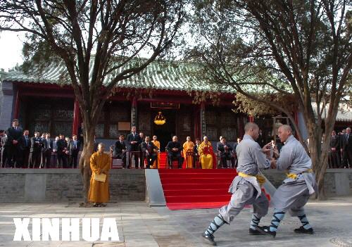 這是普京在少林寺方丈釋永信等人的陪同下觀看武術表演。