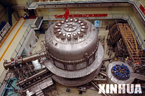 中國“人造太陽”完成首次調試 這是全超導託卡馬克EAST（原名HT━7U）核聚變實驗裝置（又稱“人造太陽”）（3月14日攝）。 近日，由中國自行設計、研製的世界上第一個全超導託卡馬克EAST（原名HT━7U）核聚變實驗裝置（又稱“人造太陽”）已成功完成首次工程調試。調試中，最受關注的低溫調試和磁體通電測試獲得通過，爲年內運行及國家驗收奠定了可靠基礎。 新華社記者 李健 攝