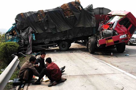 京珠高速50余辆车因大雾追尾33人伤亡(组图)