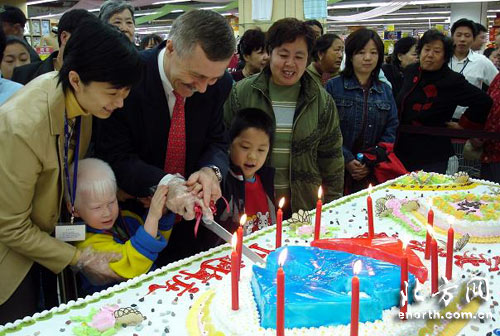天津家乐福11周年店庆举行大型蛋糕义卖活动