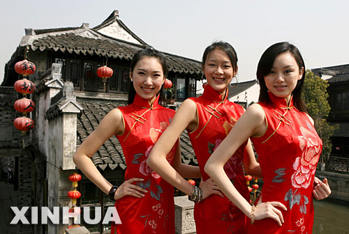 3月30日，來自北京賽區的三名選手張雪、王伊娜和陳付媛（從左至右）在西塘古鎮亮相。