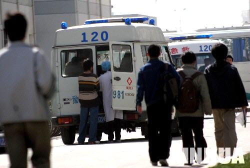 3月30日，救護車在河南科技大學新校區等待接送發病學生前往醫院。