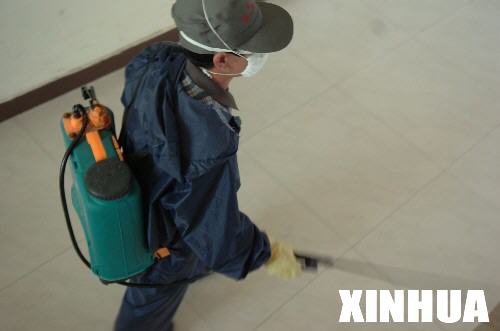 4月2日，工作人員在河南科技大學學生公寓內噴灑消毒劑。