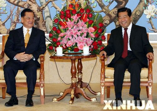 4月14日，中共中央政治局常委、全國政協主席賈慶林在兩岸經貿論壇開幕前，在北京飯店會見中國國民黨榮譽主席連戰。