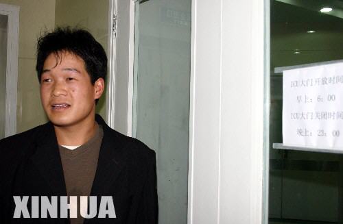 4月14日，患者李國興的侄子喬秀榮守護在病房外。