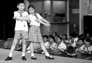 北京將推廣體現中小學生特點的制式裝(組圖)