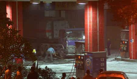 廣州油罐車故障三噸汽油泄漏數千居民深夜疏散