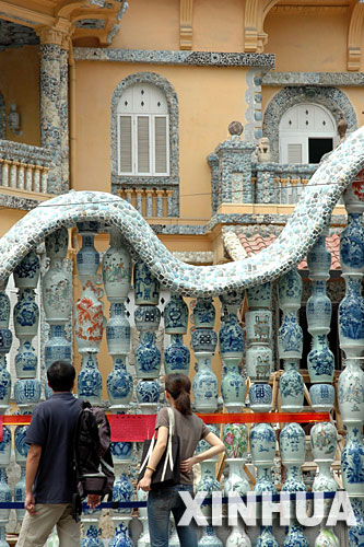 5月3日，遊人在參觀用瓷瓶裝飾的“瓷房子”。